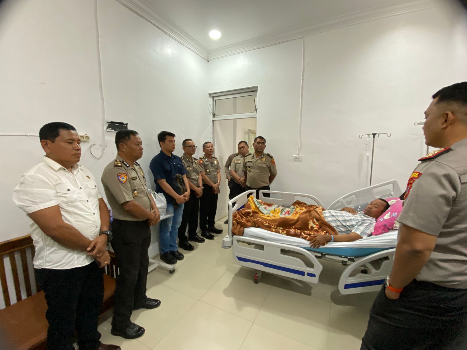 Peduli Dengan Anggotanya Kapolres Pakpak Bharat Besuk Kapolsek Sukaramai di RSUD Sidikalang
