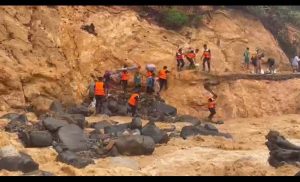 Polri Hadir Saat Darurat, Brimob Polda Sumut Evakuasi 45 Warga Terisolir Banjir di Tapteng