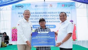 Bupati Karo Hadiri Serah Terima Bantuan Rumah Pengeringan dan Gerakan Tanam Bawang Merah di Gapoktan Matahari Kabupaten Karo