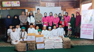 Kapolres Didampingi Ketua Bhayangkari Cabang Pakpak Bharat Kunjungi Ponpes Serta Mesjid