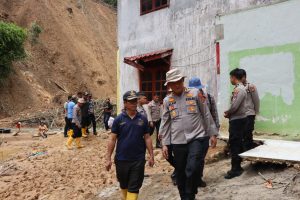 Kapolres Tapteng Tinjau Lokasi Longsor di Sitahuis: Serahkan Bansos dan Serap Aspirasi Warga