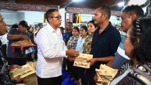 Bupati Taput Serahkan Santunan kepada Ahli Waris Korban Bencana Hidrometeorologi Tahun 2025