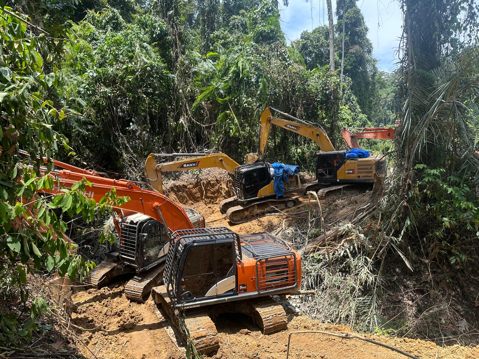 Gabungan Brimob dan Ditreskrimsus Polda Sumut Tindak Tambang Emas Ilegal di Perbatasan Tapsel-Madina, 14 Ekskavator Diamankan