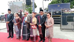 Mantan Bupati Kasmin Simanjuntak Terima Penghargaan Adat “Bulang-Bulang” pada HUT ke-27 Kabupaten Toba