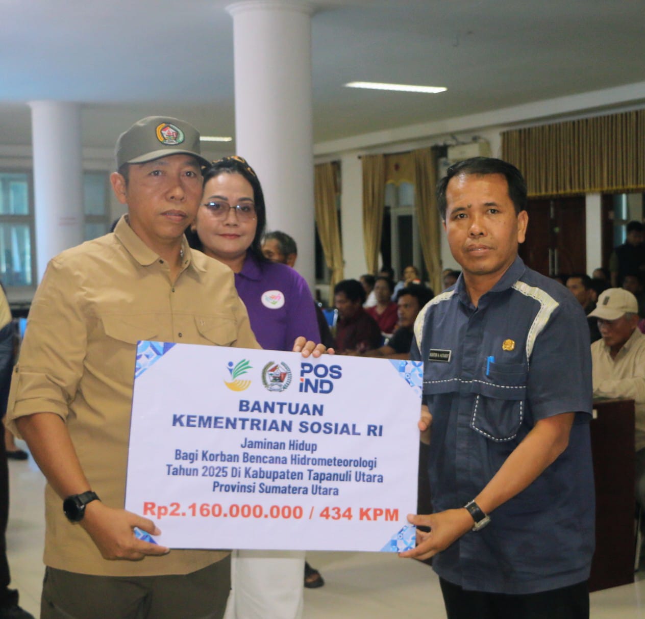 Bupati Taput Serahkan Bantuan Jadup dari Kemensos untuk 434 KK, Harap Warga Terdampak Segera Pulih
