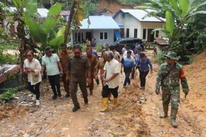 Percepat Pemulihan Pascabencana, Bupati Taput Tinjau Huntara dan Lahan Huntap di Adian Koting