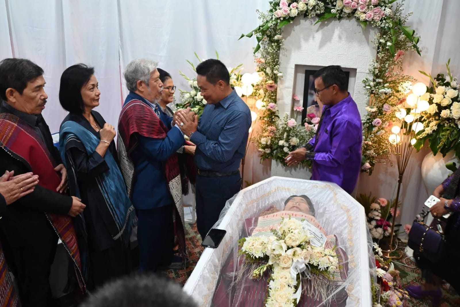 Bupati Humbahas Melayat ke Rumah Duka Ibunda dr. Lusiana Silaban