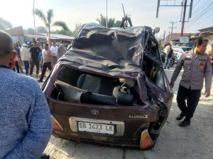 Kecelakaan di Porsea: Mobil Masuk Sungai Asahan, Satu Keluarga Terluka