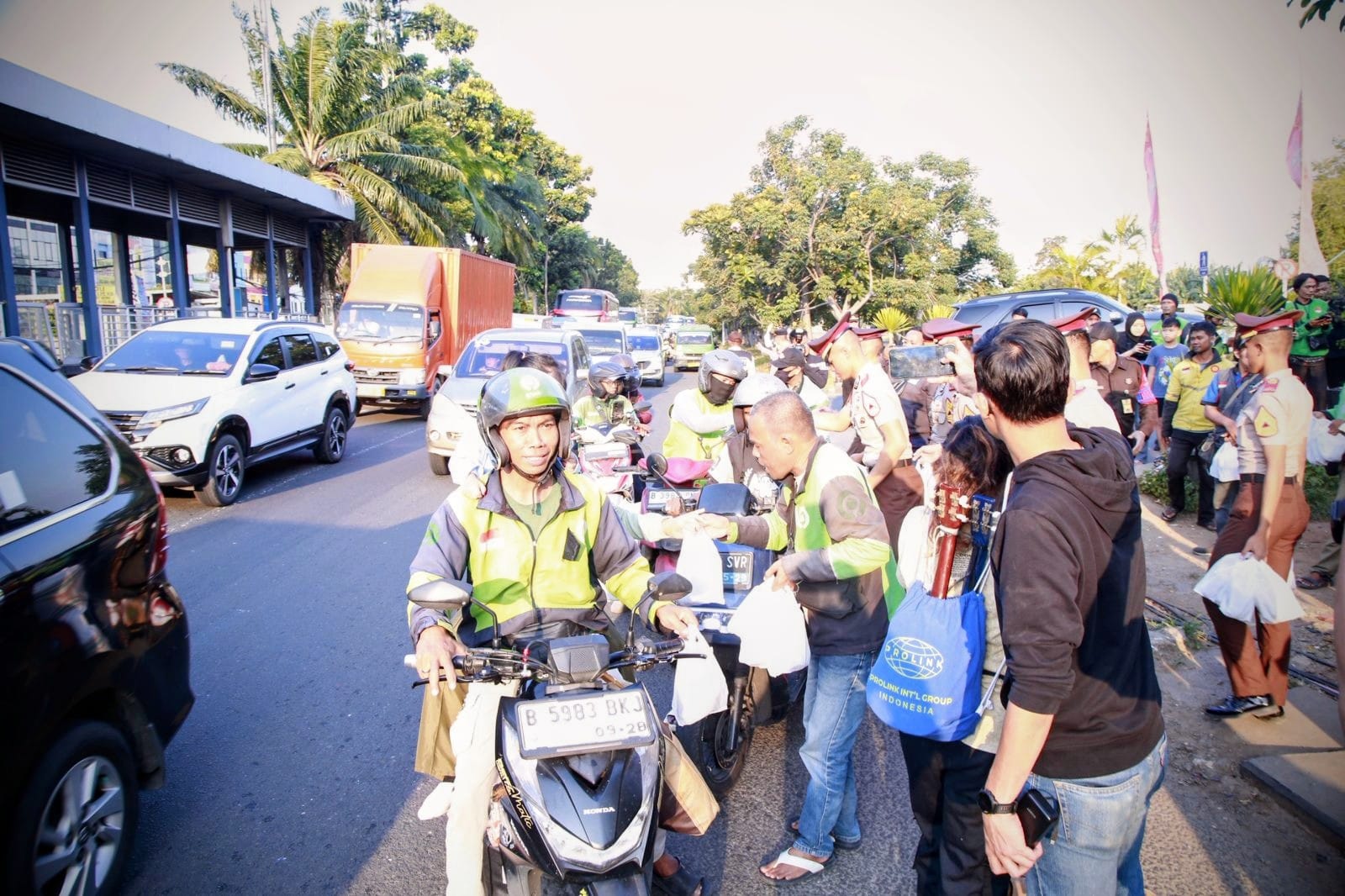 Taruna Akpol Sosialisasikan Mudik Aman dan Layanan 110 di Daan Mogot