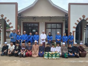 Jumat Berkah, IWO Tanjab Barat Berbagi Ratusan Takjil dan Santuni Anak Yatim Piatu di Kuala Tungkal