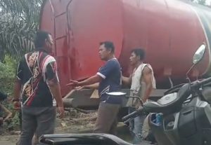 ‎Geram, Warga Hentikan Truk PT. PIS Karena Dinilai Buat Jalan Lintas Siancimun – Batang Pane II Rusak Parah ‎