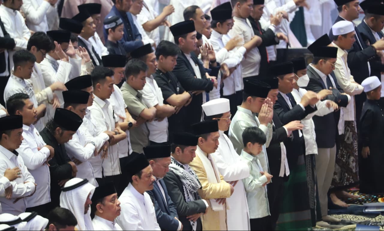 Wapres Gibran Rakabuming Raka tampak berada di sebelah kiri Menag Nasaruddin Umar. (Foto: Ist/Aktual Online)