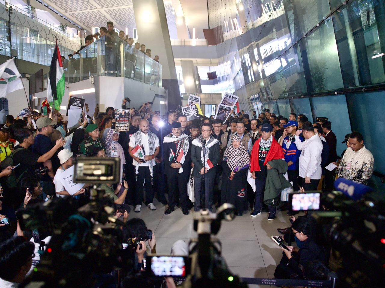 ‎9 WNI yang Diculik Tentara Israel Tiba di Indonesia dan Disambut Menlu Sugiono
