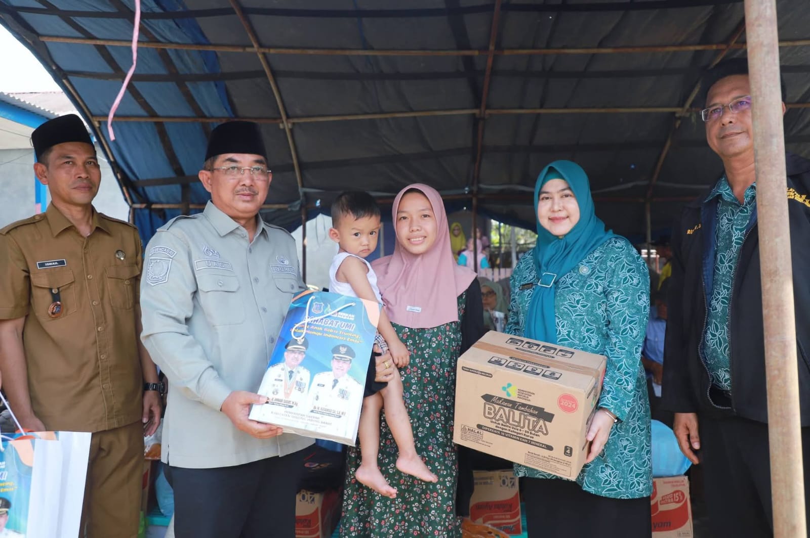 Korban Kebakaran di Teluk Nilau Terima Bantuan dari Bupati Anwar Sadat