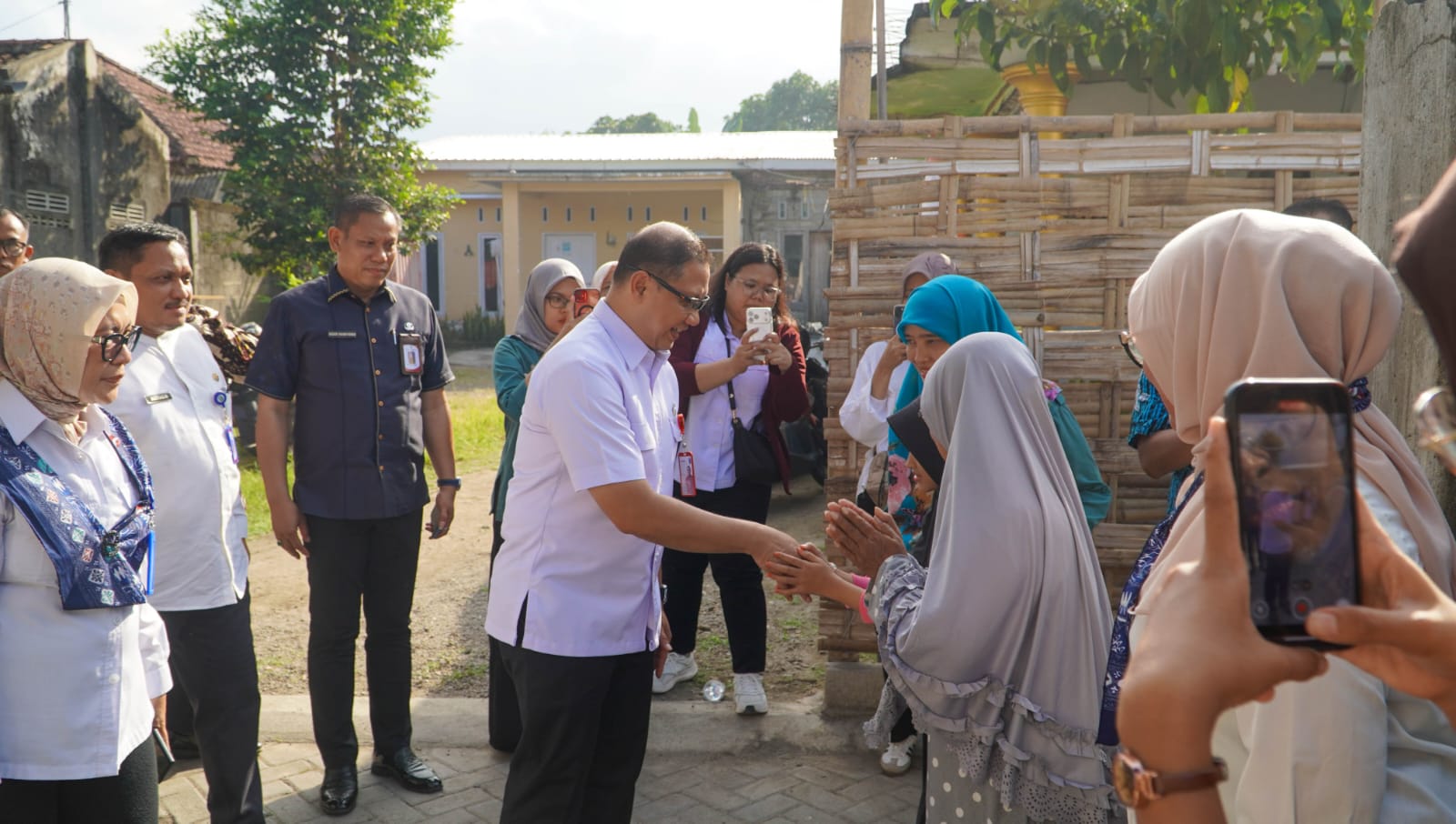 Dindik Jatim Bedah Rumah Guru Tulungagung dan Staf Tendik Trenggalek Secara Setara