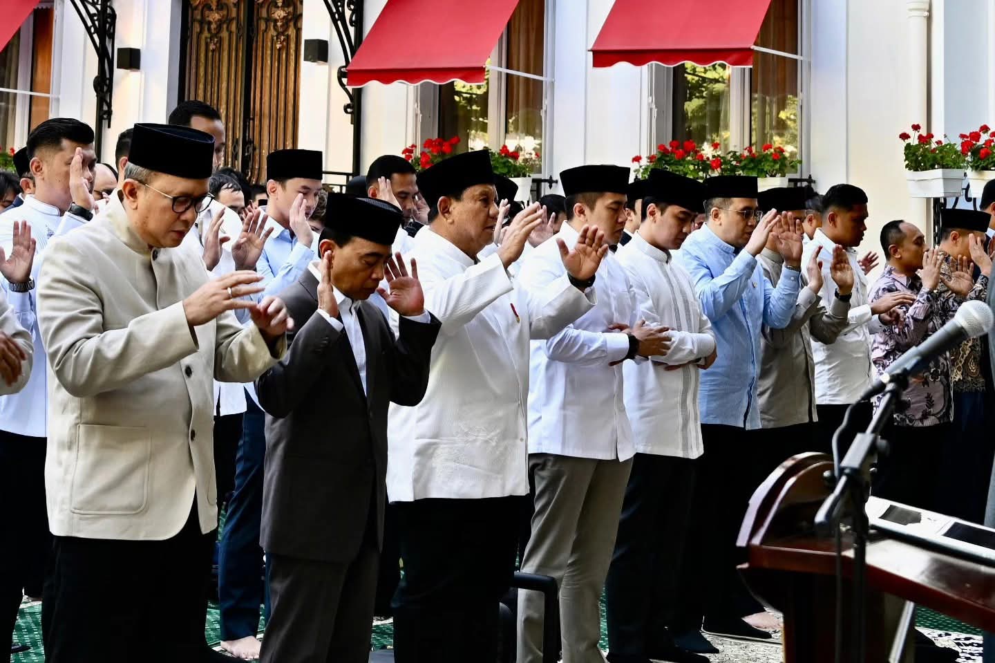 Presiden Prabowo Subianto sholat Idul Adha di halaman Wisma Indonesia Paris, Prancis. (Foto: Ist/Aktual Online)