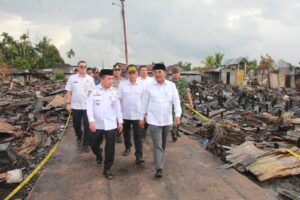 Gubernur Jambi Bersama Bupati Tanjab Barat Tinjau Lokasi Kebakaran dan Serahkan Bantuan