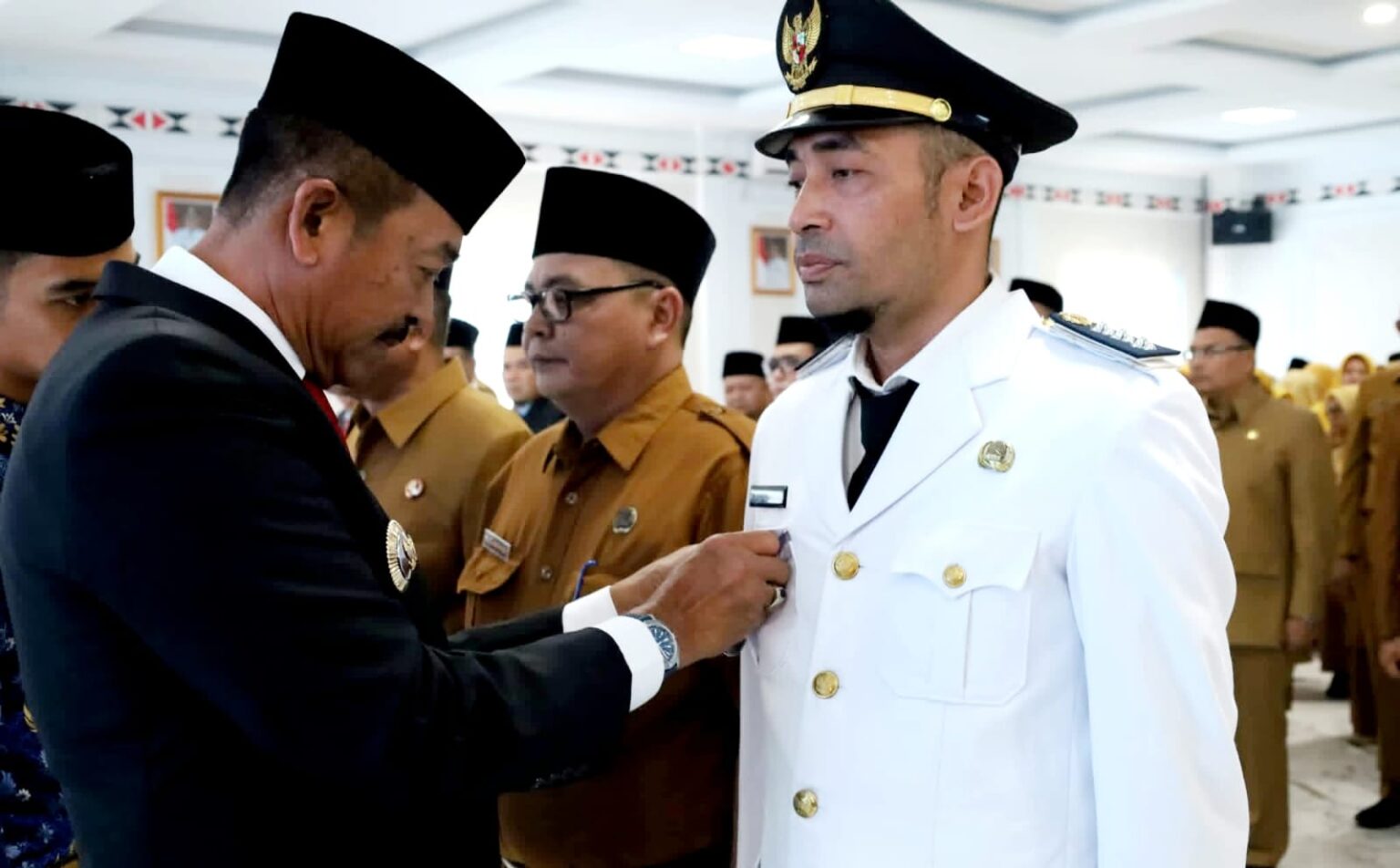 Ket Foto : Bupati H. Saipullah Nasution saat melaksanakan prosesi pelantikan kepada 166 pejabat di lingkungan Pemerintah Kabupaten Mandailing Natal di Aula Kantor Bupati Madina, Komplek Perkantoran Payaloting, Kecamatan Panyabungan, Rabu (20/5).