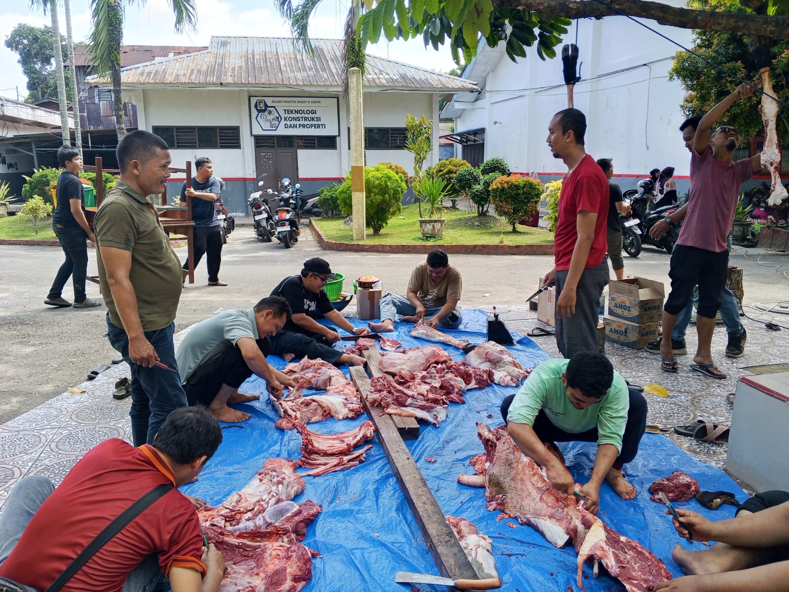 Panitia Kurban SMKN 2 Medan sedang melakukan pemotongan daging kurban. (Foto: Marlan Pasaribu/Aktual Online)