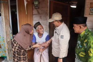 Sentuh Langsung Warga, Bupati Tanjab Barat Tinjau Program Bedah Rumah BAZNAS di Dua Kelurahan