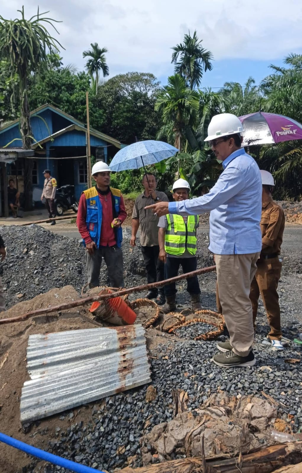 Usai Hadiri Silaturahmi PABPDSI, Bupati Anwar Sadat Tinjau Pengerjaan Box Culvert di Tanjung Bojo