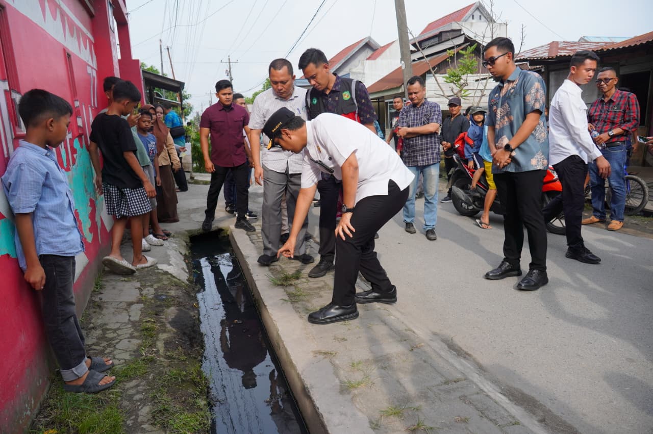 Atasi Banjir Mabar, Rico Waas Instruksikan Normalisasi Drainase Demi Kenyamanan Warga dan Siswa