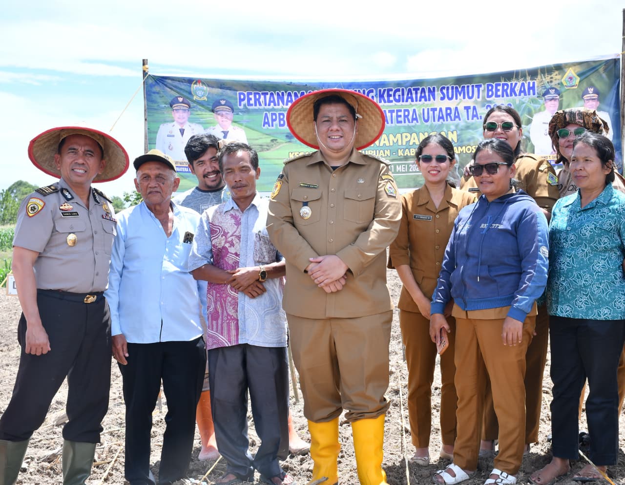 Gubsu Bantu Bibit Jagung 40 Hektare, Bupati Vandiko Turun Lapangan Tanam Benih Bersama Petani