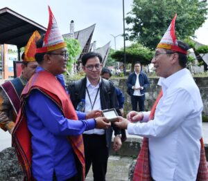 Wamen PPN/Wakil Kepala Bappenas Kunjungi Samosir, Wabup Sambut di Huta Siallagan dan Serahkan Proposal Pengembangan Daya Tarik Wisata Baru