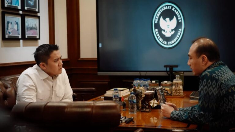 Sekretaris Kabinet (Seskab) Teddy Indra Wijaya bersama dengan CEO GoTo Hans Patuwo, Jumat (23/5/2026) saat bertemu di Sekretariat Kabinet. (Foto:Ist/Aktual Online)