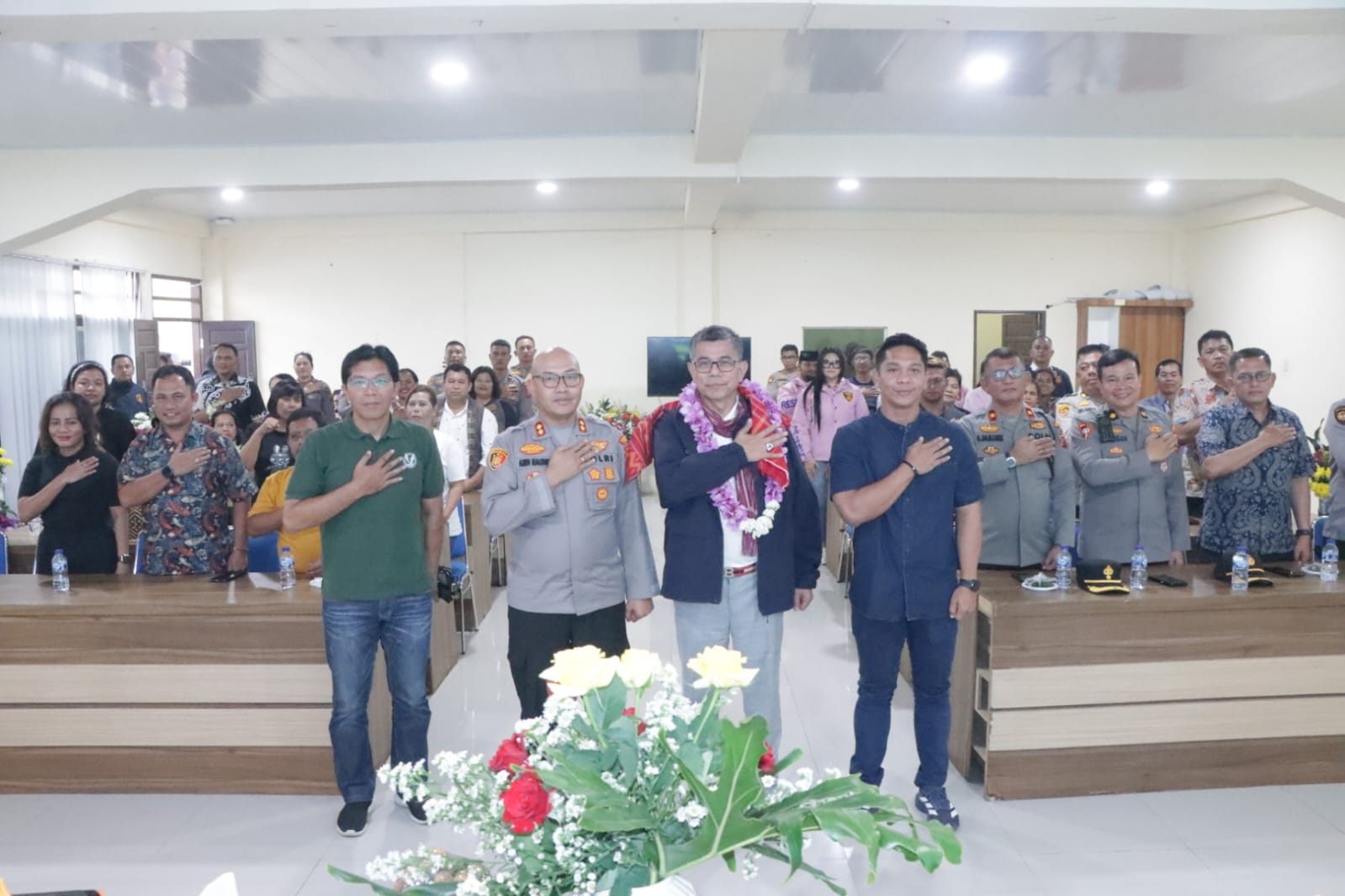 Bunga untuk Keadilan : Hinca Panjaitan Ajak Polres Karo Tebarkan Keharuman Pelayanan
