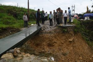 Bupati Humbahas Tinjau Pembangunan Jembatan Armco-Bailey di Pakkat Pascabencana