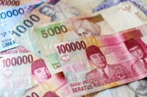 Rupiah Melemah, BI Diprediksi Naikkan Suku Bunga Hingga 70 Basis Poin
