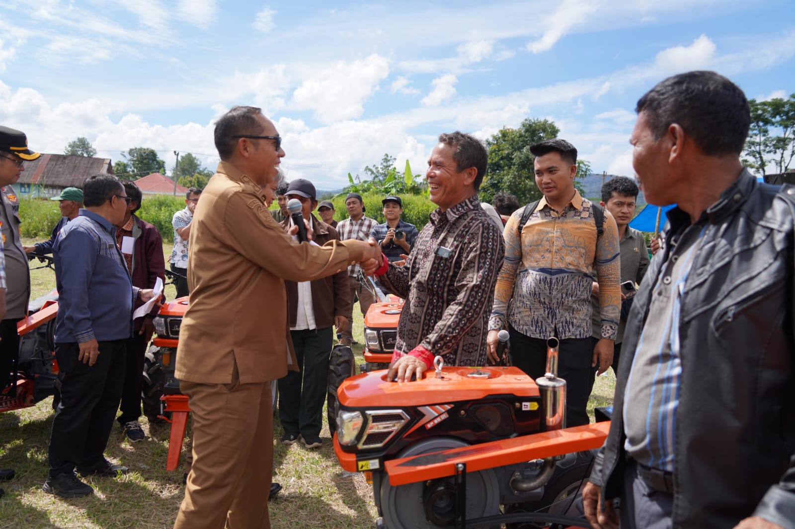 Gebrakan Nyata Pemkab Taput di Pangaribuan: Bupati JTP Hutabarat Salurkan Bantuan Masif dan Pastikan Perbaikan Infrastruktur