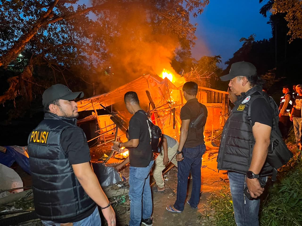 Dapat Perlawanan Warga, Satresnarkoba Polrestabes Medan Bumihanguskan Sarang Narkoba Klambir V