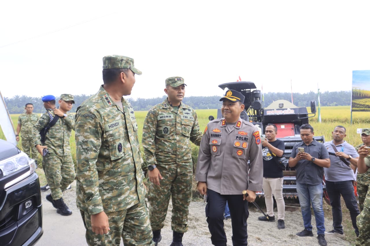 Dukung Ketahanan Pangan Nasional, Kapolres Langkat Bersama Jajaran TNI dan Forkopimda Hadiri Panen Raya Virtual di Sirapit