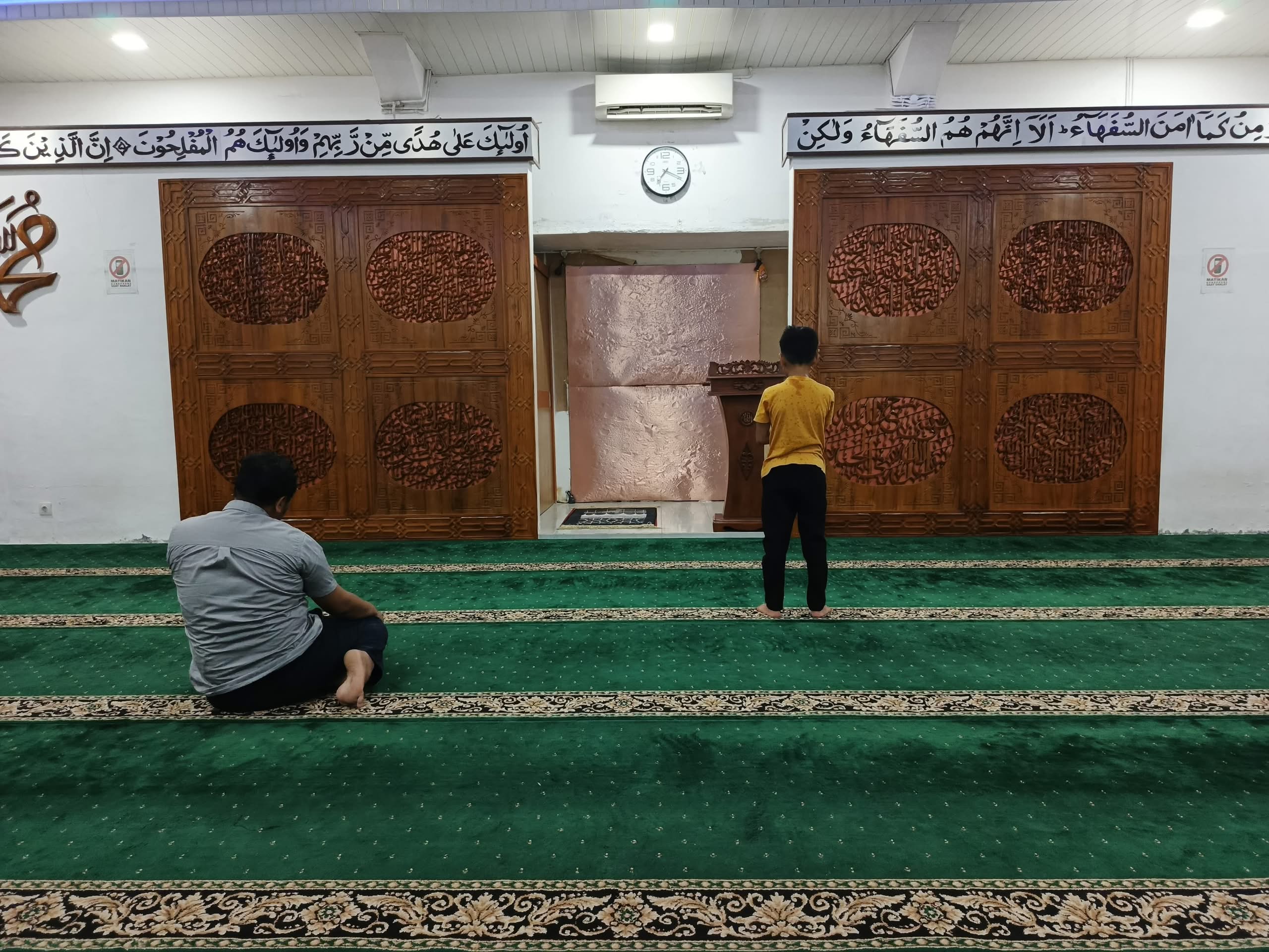 Pengunjung Tak Perlu ke Luar Area, Nyamannya Masjid PRSU Terbuka Sepanjang Pagelaran