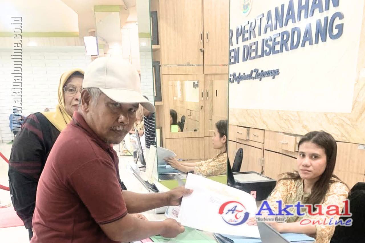 Masyarakat Laut Dendang Ngatimin saat mengantarkan permohonan pemblokiran Jewel Garden ke BPN Deli Serdang. (Foto: Ist/Aktual Online)