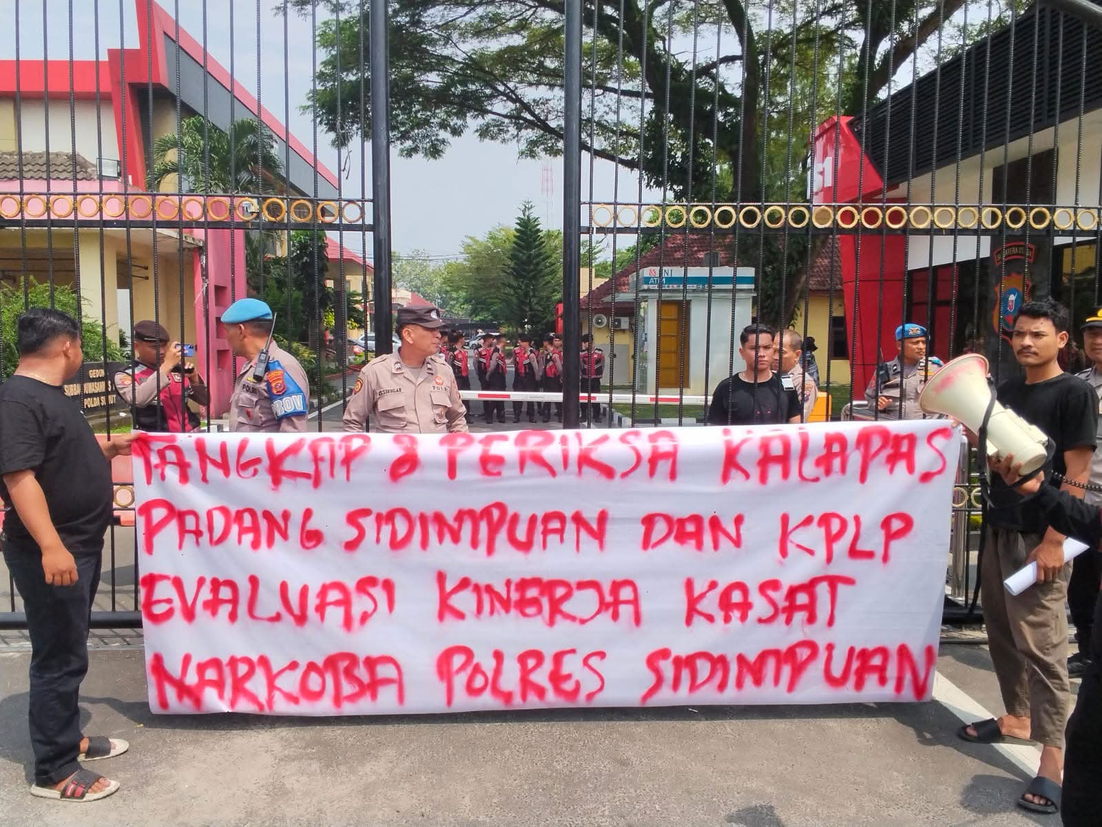 Massa GEMPET-SU, Kamis (16/7/2026) siang aksi di depan Polda Sumut. (Foto: Ist/Aktual Online)