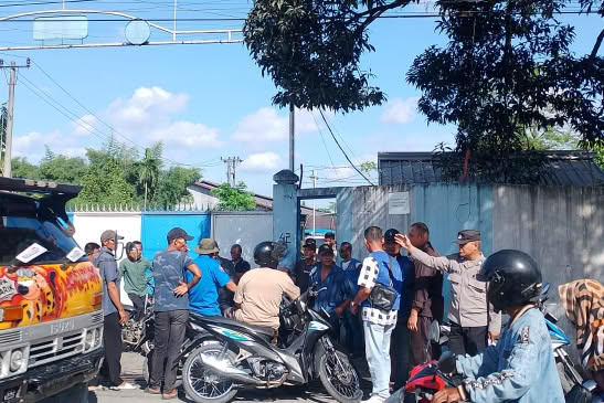 Anggota SPSI Sigara-gara, Selasa (21/7/2026) siang melakukan unjuk rasa di Depan Pabrik Roti PT. Indonesia United Food.(Foto: Ist/Aktual Online)