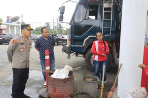 Kapolres Langkat Tinjau Ketersediaan BBM di SPBU Perdamaian Stabat, Antrean Mulai Berangsur Normal