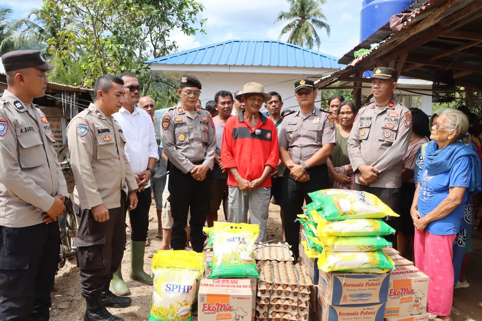 Wujud Kepedulian Pasca Banjir, Polres Tapteng Salurkan Paket Sembako untuk Warga Hutanabolon