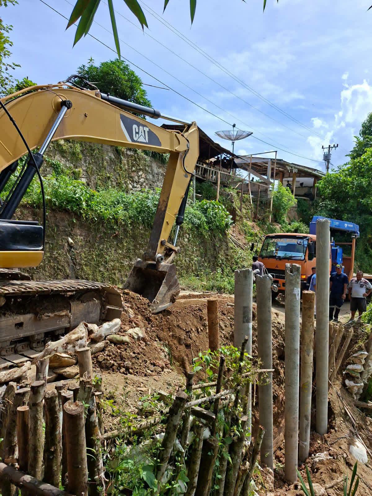 Pemkab Humbahas Bergerak Cepat Tangani Longsor di Desa Hauagong