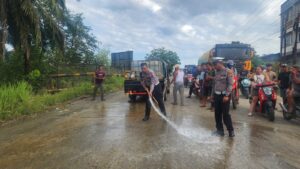 Satlantas Polres Bengkalis Sigap Bersihkan Tumpahan CPO Akibat Kecelakaan Beruntun di Jalan Lintas Pekanbaru–Duri