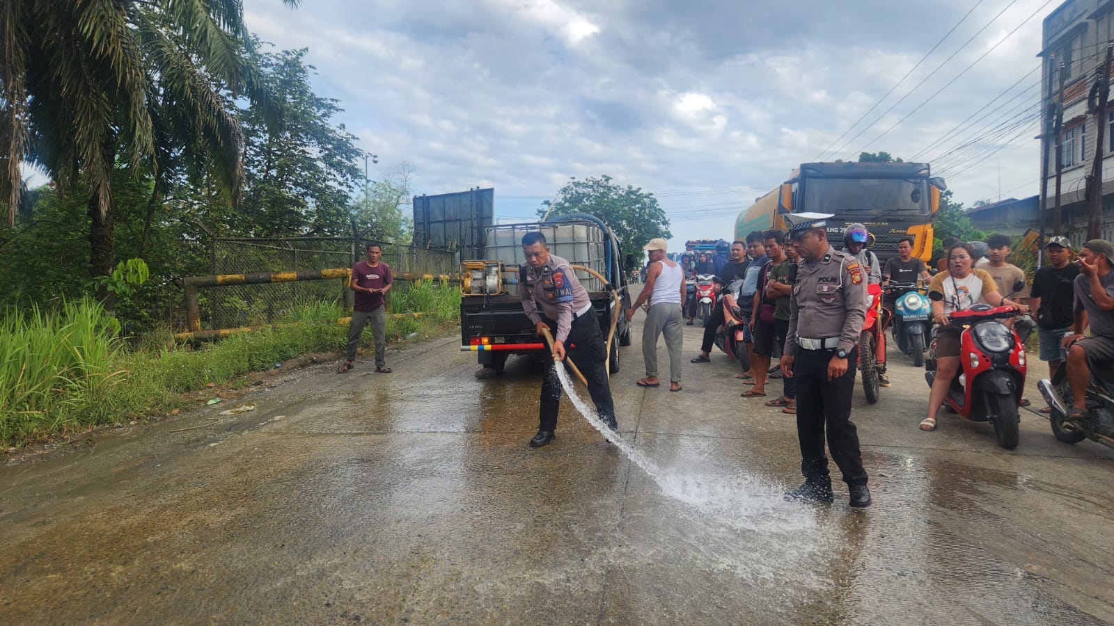 Satlantas Polres Bengkalis Sigap Bersihkan Tumpahan CPO Akibat Kecelakaan Beruntun di Jalan Lintas Pekanbaru–Duri