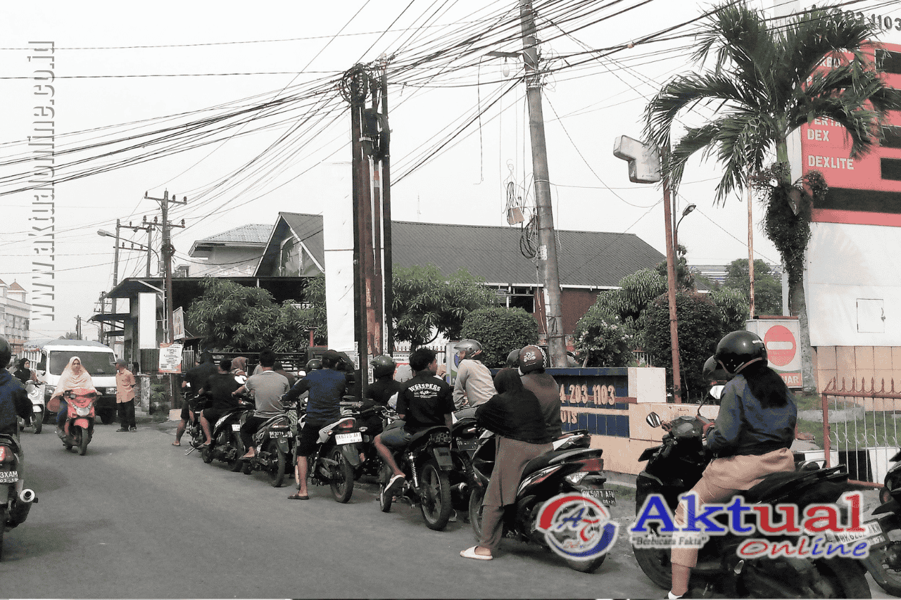 Masyarakat mengantre BBM, Senin (17/6/2026) pagi di salah satu SPBU di Sumatera Utara. (Foto: Prasetiyo/Aktual Online)
