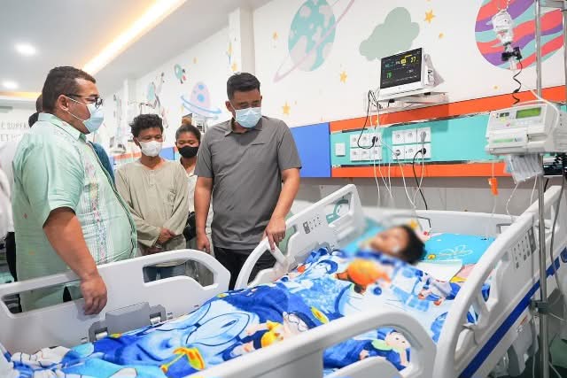 Gubsu Bobby Jenguk Murid SMK Negeri 1 Berastagi, Korban Keracunan MBG Karo di RS Haji Medan