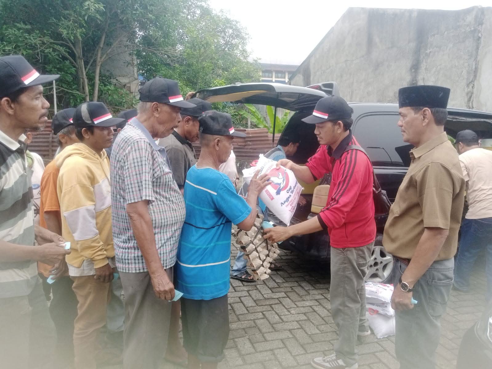 Semarakkan HUT RI ke 81, M.Arif Tanjung Gelar Baksos kepada Abang Beca Dayung