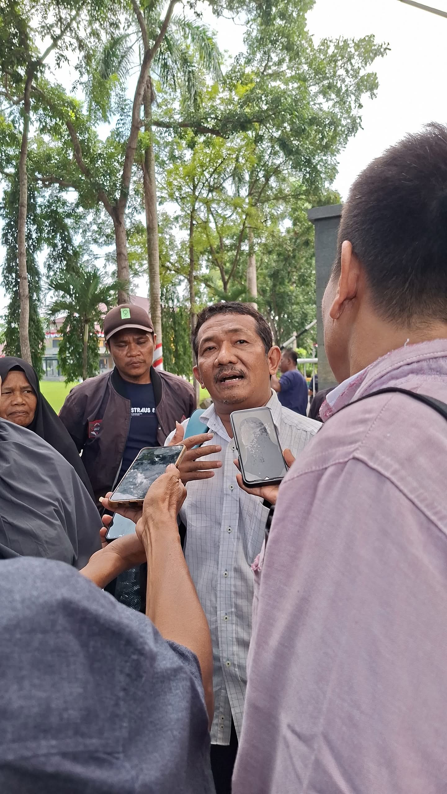 Terjadi Di Deli Serdang, Mafia Tanah Pakai Tangan Pemkab Deli Serdang Rusak Tanaman dan Gubuk Warga Di Atas Lahan Negara, Akibatnya Warga Melawan
