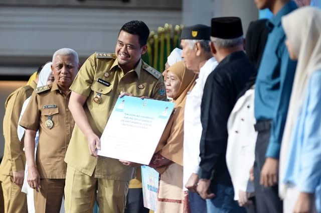 Gubsu Bobby Serahkan Hibah kepada 567 Penerima, Rumah Ibadah hingga Mahasiswa Dapat Bantuan