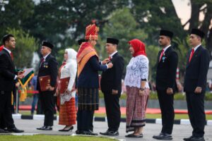 Momen HUT Ke-81 RI, Wali Kota Medan Rico Waas Serahkan Satyalancana Karya Satya dari Presiden RI kepada Kadis Kominfo
